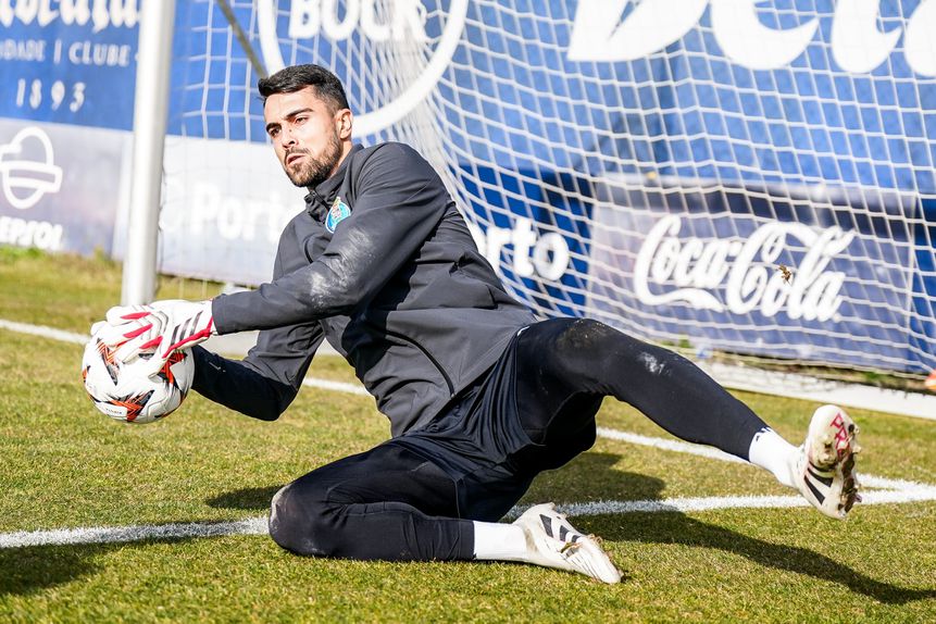 Diogo Costa em ação num treino no Olival