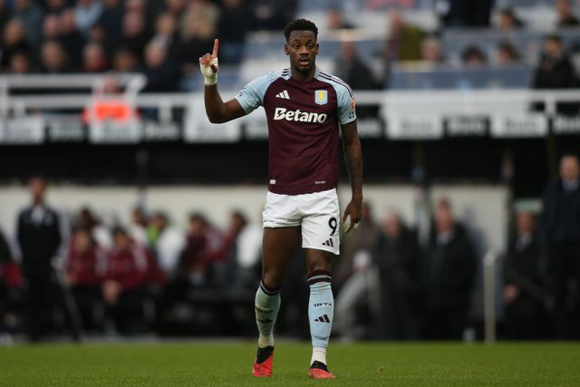 Jhon Durán em campo com a camisola do Aston Villa