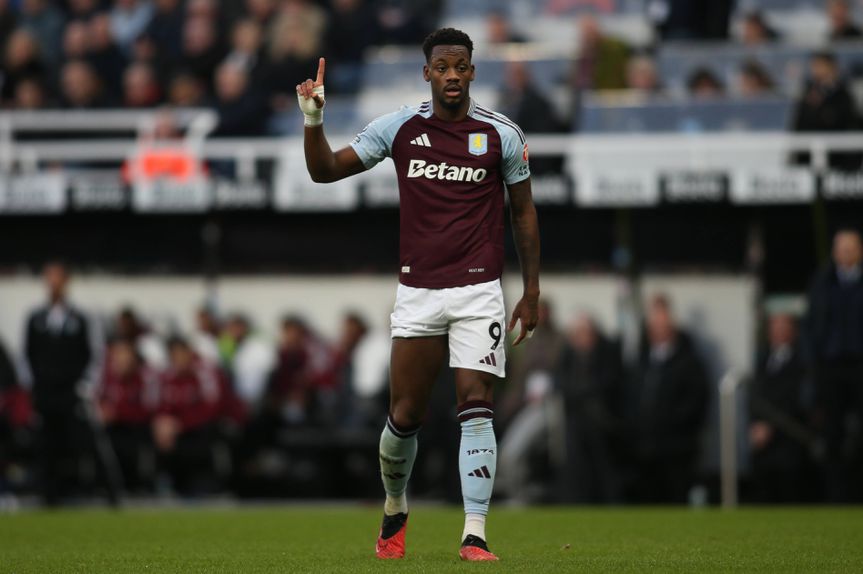 Jhon Durán em campo com a camisola do Aston Villa