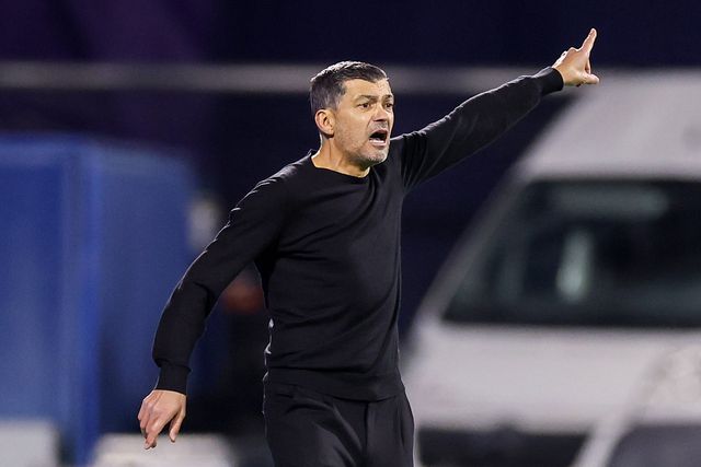 Sérgio Conceição, treinador do Milan, dá indicações para dentro de campo