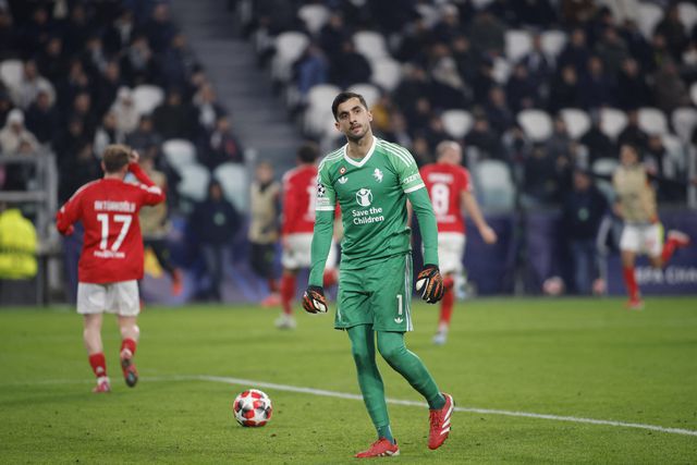 A Juventus foi derrotada pelo Benfica, mas teve no guarda-redes Mattia Perin a sua principal figura