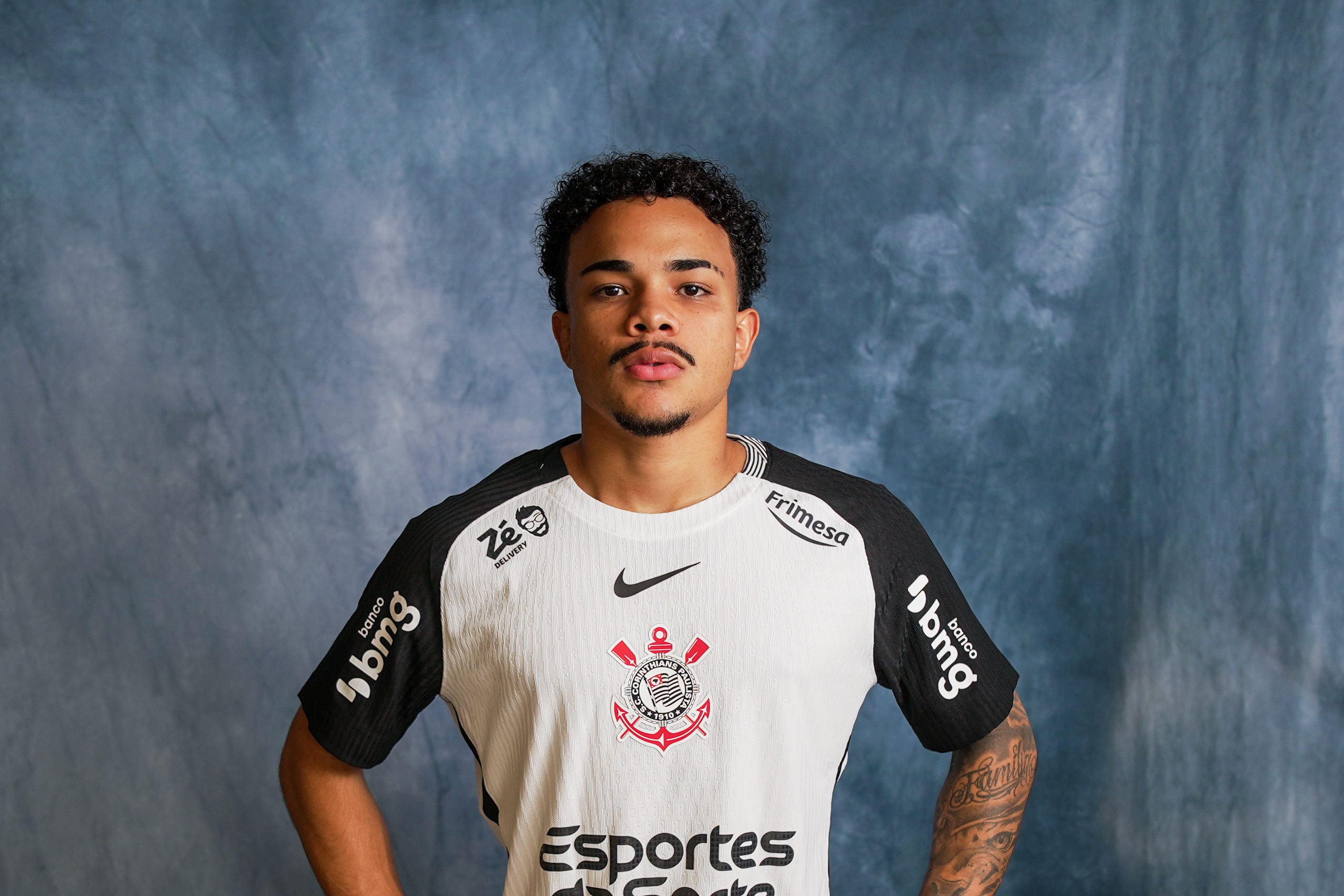 Kaio César com a camisola do Corinthians para 2026 - Foto: Corinthians