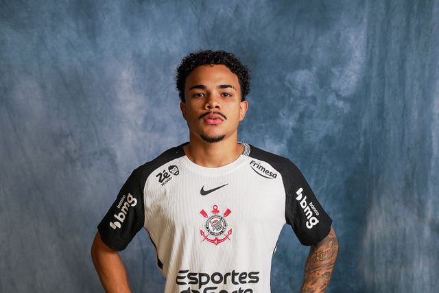 Kaio César com a camisola do Corinthians para 2026 - Foto: Corinthians