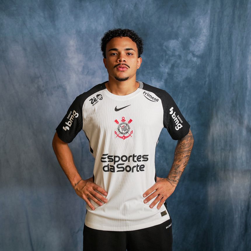 Kaio César com a camisola do Corinthians para 2026 - Foto: Corinthians