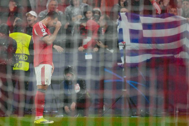 Pavlidis celebra golo, com a bandeira da Grécia em plano de fundo