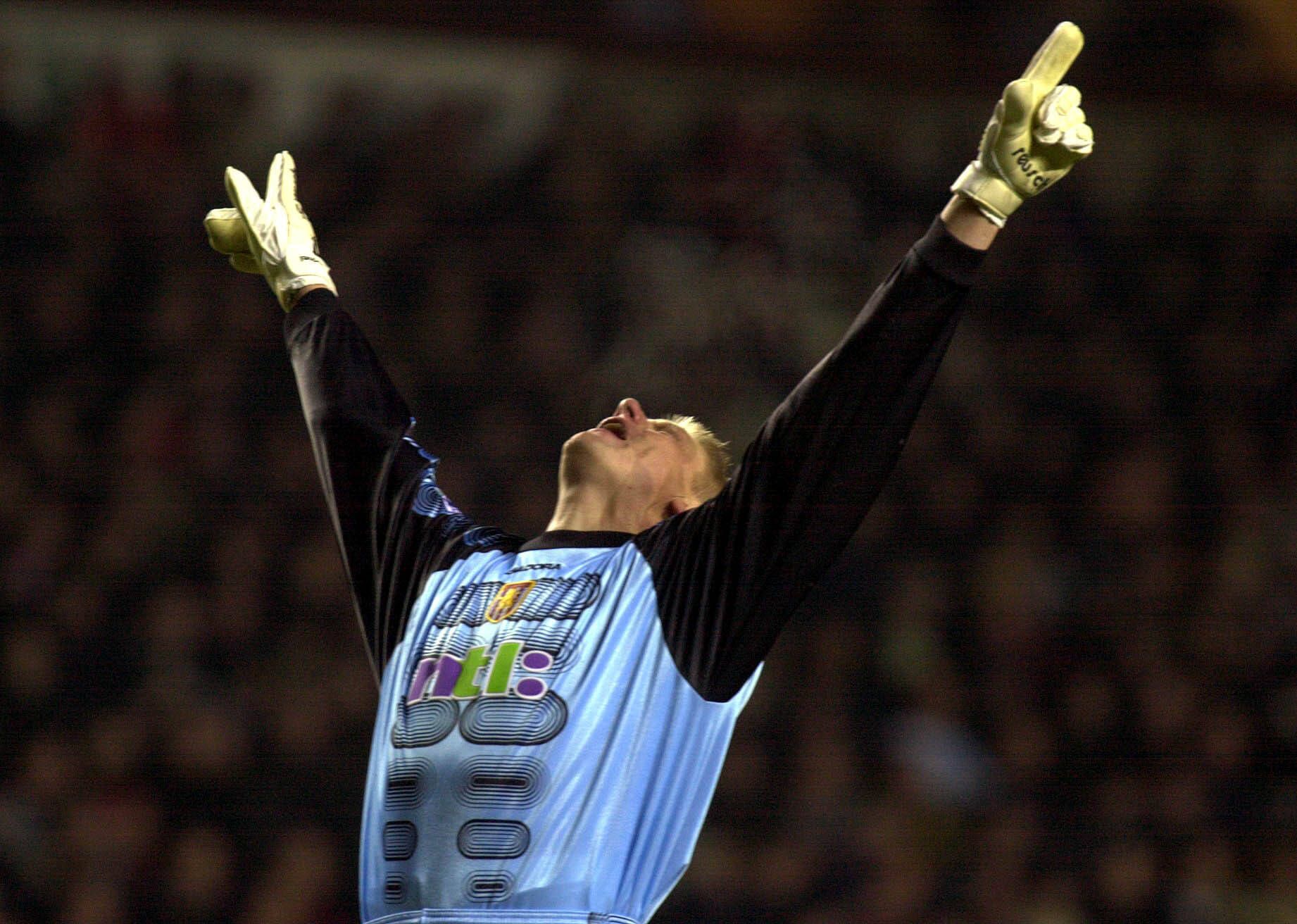 Peter Schmeichel é o primeiro guarda-redes da história a marcar na Premier League. Fê-lo pelo Aston Villa, em 2001, mas não impediu a derrota (2-3) com o Everton