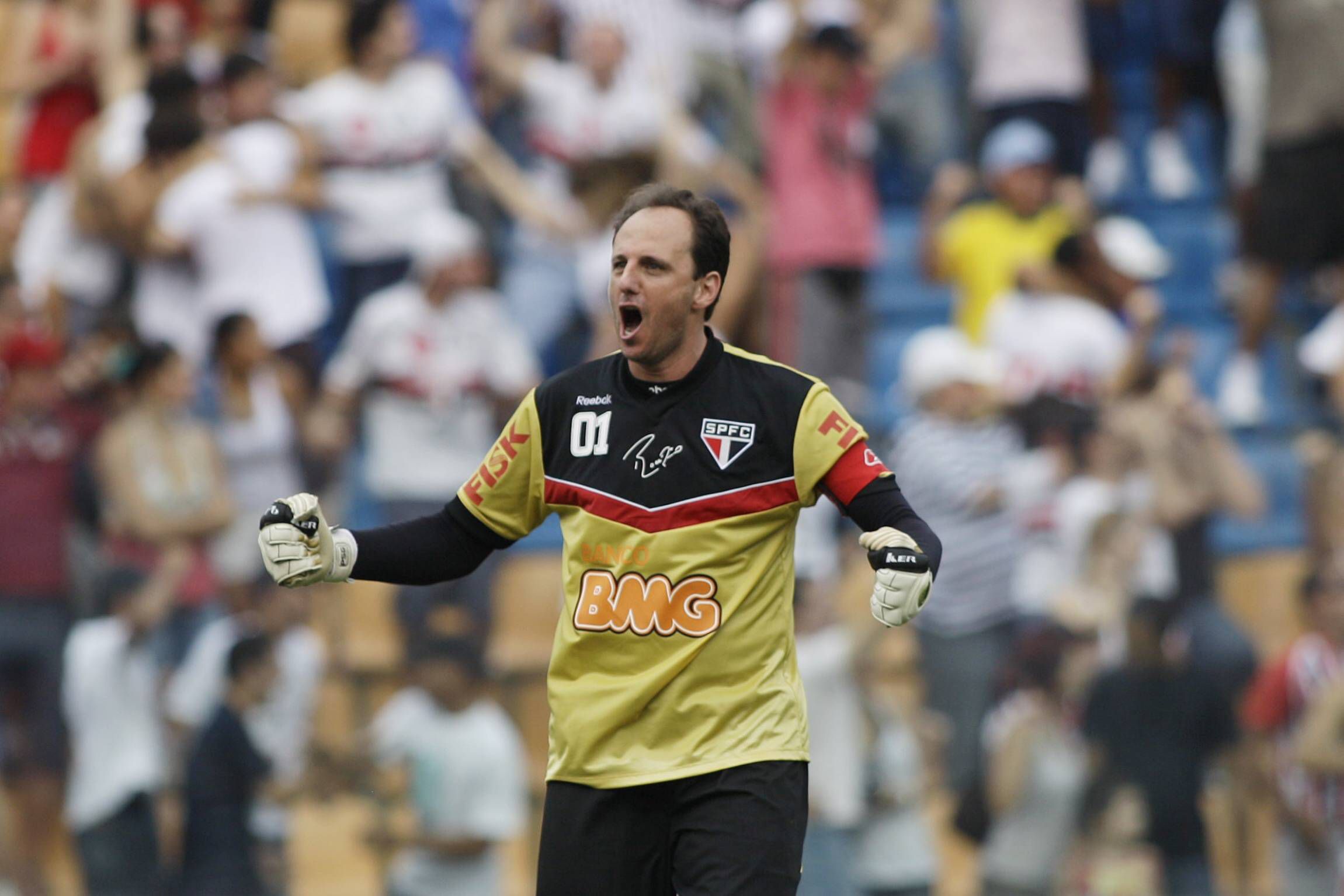 Rogério Ceni é o guardião mais goleador de sempre – 131 golos. Todos pelo São Paulo. Escolher um é difícil, mas vamos para um empate a dois com o Cruzeiro em 2006: Ceni bisou e ainda defendeu um penálti (IMAGO)
