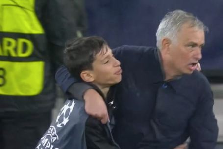 Francisco Cunha, apanha-bolas do Benfica, e José Mourinho