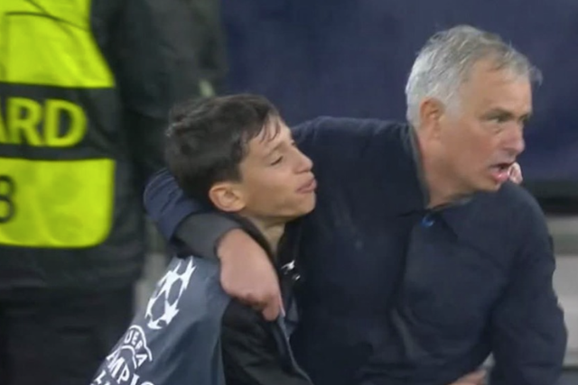 Francisco Cunha, apanha-bolas do Benfica, e José Mourinho