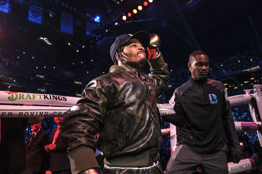 Gervonta Davis à esquerda