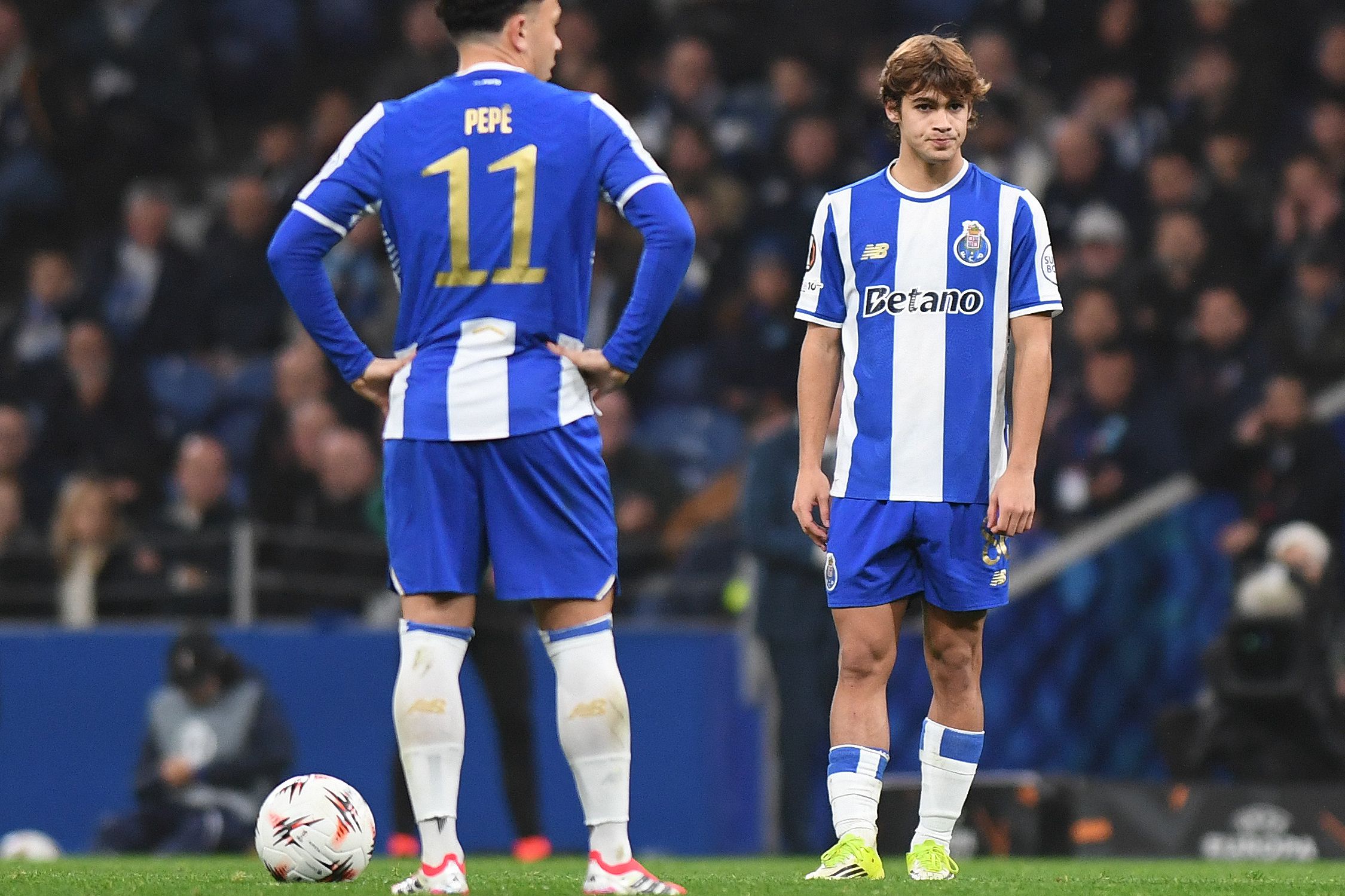 Rodrigo Mora prepara-se para bater um livre, ainda na primeira parte (Foto Rogério Ferreira/Kapta+)