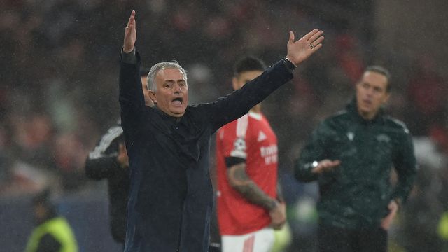 José Mourinho, pouco antes de celebrar a vitória do Benfica sobre o Real Madid Foto: Miguel Nunes)
