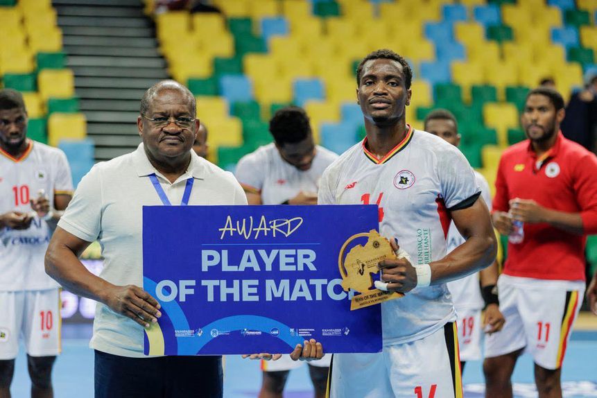 Rúben José recebe de presidente da Federação Angolana de Andebol, José Amaral Júnior 'Maninho', o prémio de MVP do jogo de Angola com Marrocos (27-20)