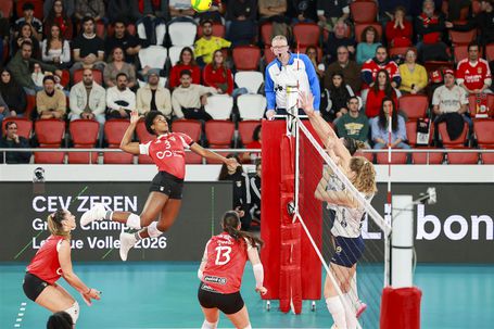 Mayara Barcelos tenta ultrapassar bloco do Fernebahçe       Fotografia SL Benfica