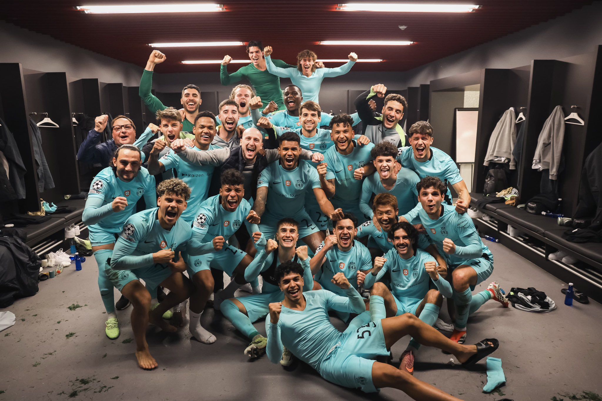 Ainda em Bilbao, no balneário da equipa visitante em San Mamés, a equipa do Sporting, com Nuno Santos que viajou na comitiva, celebrou a passagem aos oitavos com muito entusiasmo - Foto: SPORTING CP