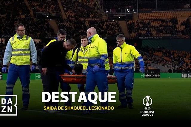 Filho de Van Persie lesiona-se gravemente, sai de maca e é consolado pelo pai