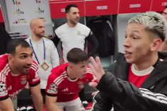 Sidny mostra festa no balneário do Benfica após vitória inesquecível