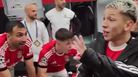 Sidny mostra festa no balneário do Benfica após vitória inesquecível