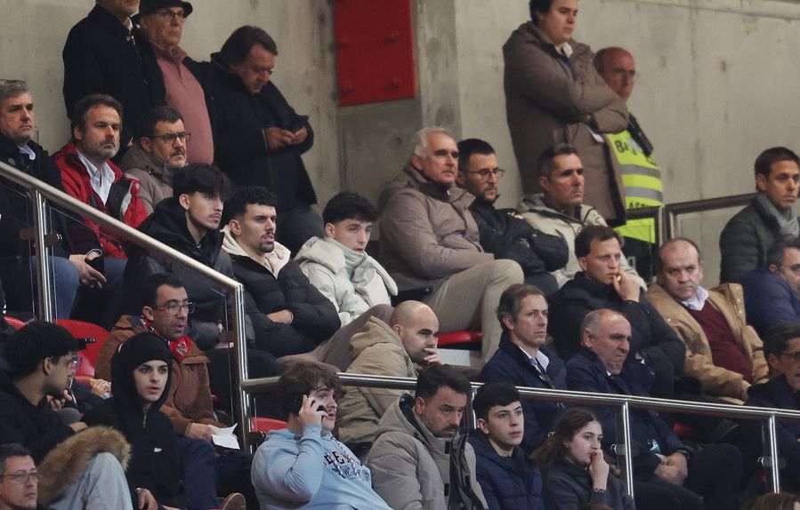 João Veloso, Tomás Araújo e Manu Silva na bancada do Benfica B- Lourosa - Foto D. R.