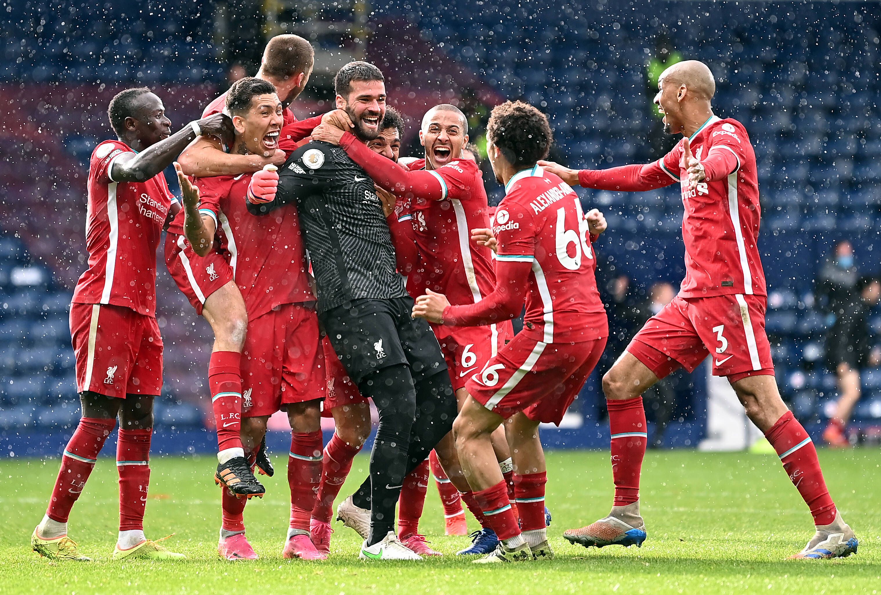 Alisson, fez (90+5’) o 2-1 para o Liverpool frente ao West Bromwich, golo decisivo para a equipa se qualificar para a Champions da época 2021/22. Dedicou-o ao pai, que tinha morrido recentemente (IMAGO)