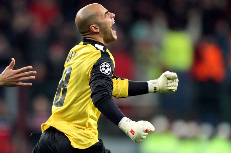Sinan Bolat fez o golo do empate do Standard Liège frente ao AZ Alkmaar (1-1) de cabeça, num jogo da fase de grupos da Champions em 2009. O guardião jogou por Arouca, Nacional e FC Porto B em Portugal (IMAGO)