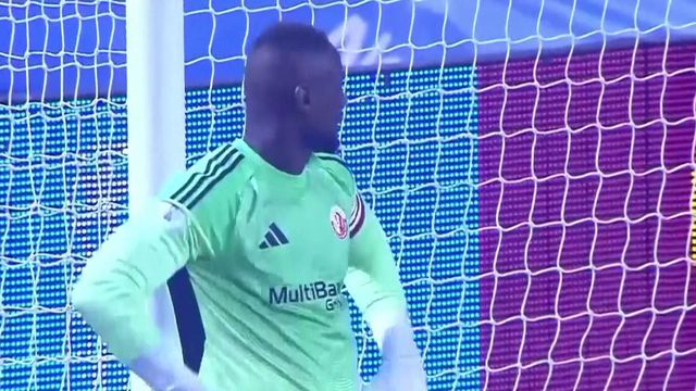 Será este o autogolo mais surreal que já viu?