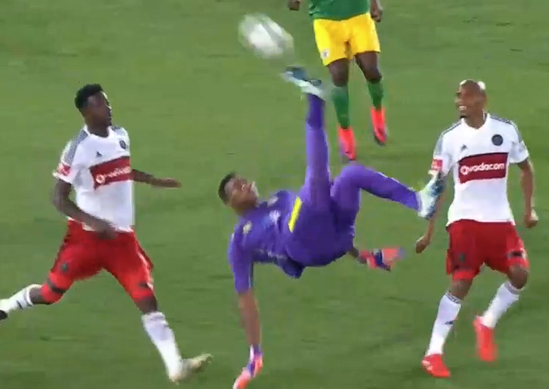 Oscarine Masuluke deu (90+6’) o empate ao Baroka frente ao Orlando Pirates, na África do Sul, com um pontapé de bicicleta fenomenal. Ficou no 2.º lugar do Prémio Puskás em 2016 (D.R.)