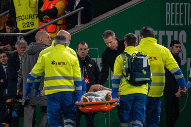 Shaqueel van Persie a sair de maca ao lado de Robin van Persie