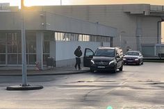 Sorridente e a acenar: assim foi a chegada de Terem Moffi ao Porto