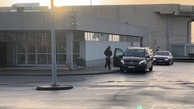 Sorridente e a acenar: assim foi a chegada de Terem Moffi ao Porto