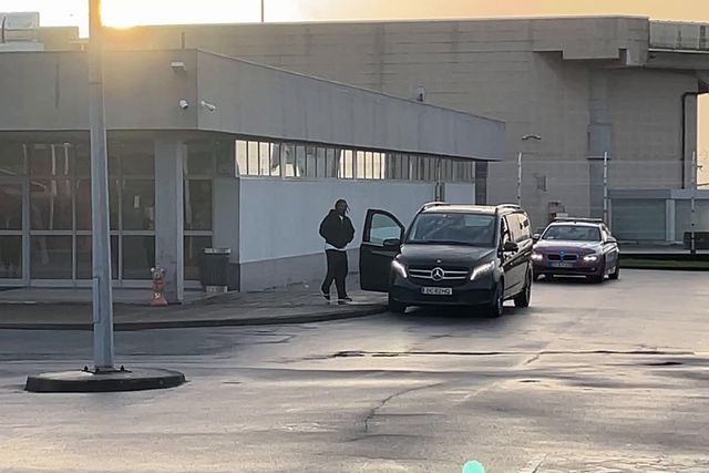 Sorridente e a acenar: assim foi a chegada de Terem Moffi ao Porto