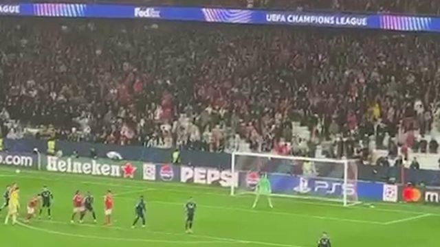 Explosão no inferno da Luz: o golo de Trubin visto da bancada