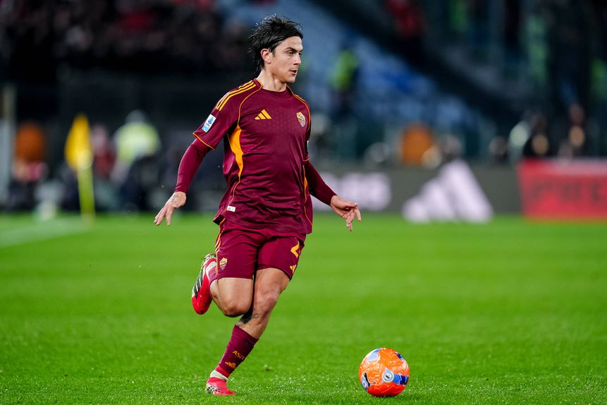 Paulo Dybala com a camisola da Roma