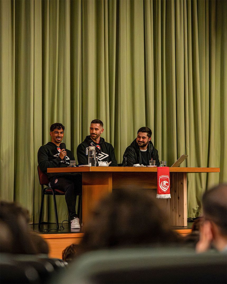 Frederico Venâncio e Diogo Calila em visita a uma escola de Ponta Delgada. -Foto: SANTA CLARA