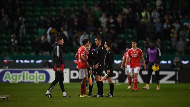 Roger Schmidt e jogadores do Benfica pediram satisfações a Fábio Veríssimo