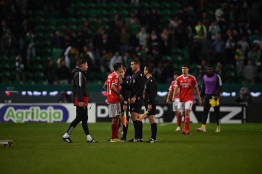 Roger Schmidt e jogadores do Benfica pediram satisfações a Fábio Veríssimo