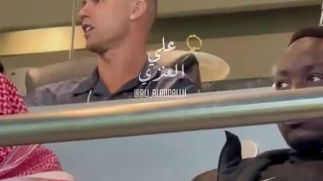 Ronaldo aplaudido ao minuto 7