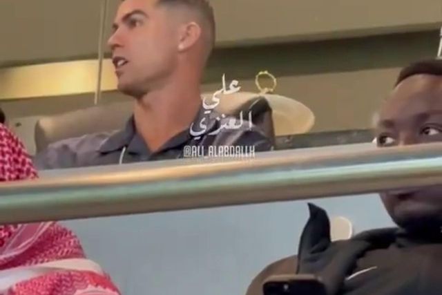 Ronaldo aplaudido ao minuto 7