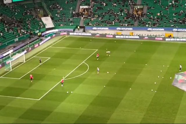 Guarda-redes das duas equipas já aquecem