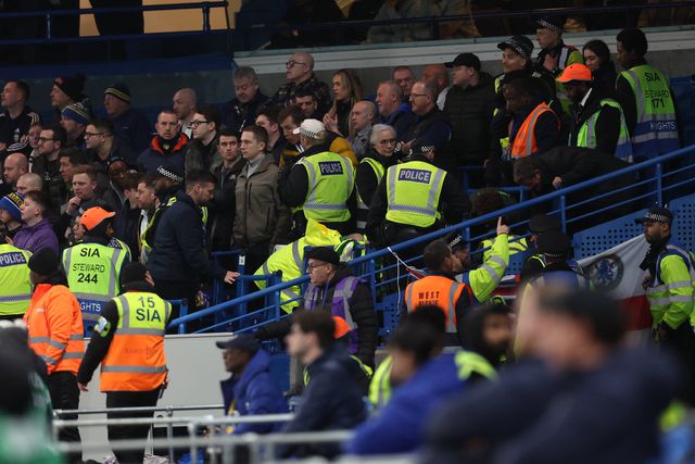 Adepto do Leeds cai da bancada em Stamford Bridge