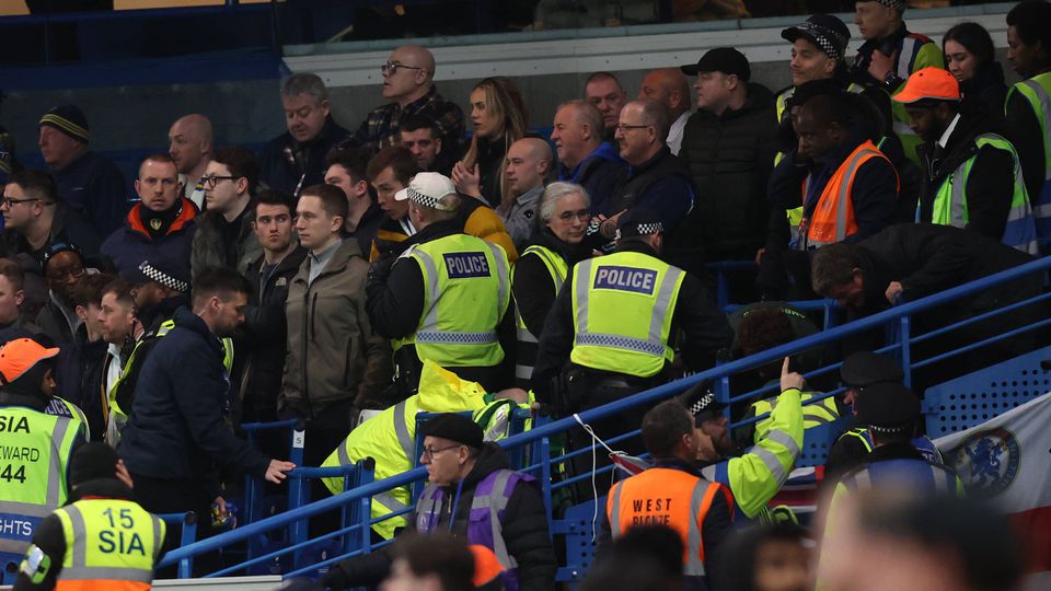 Adepto do Leeds cai da bancada em Stamford Bridge