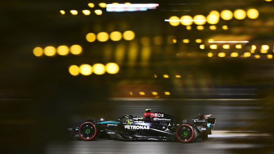 Hamilton e Mercedes dominam segundos treinos livres do GP do Bahrein