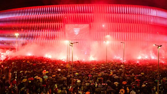 VÍDEO: chuva não demove apaixonados adeptos do Athletic Bilbao