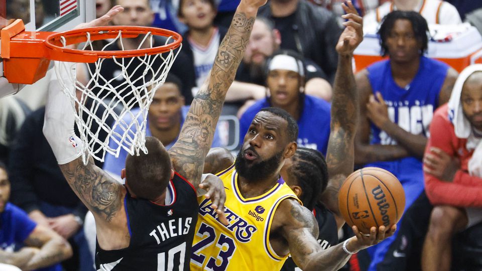 À beira dos 40 mil pontos, LeBron lidera recuperação dos Lakers contra Clippers