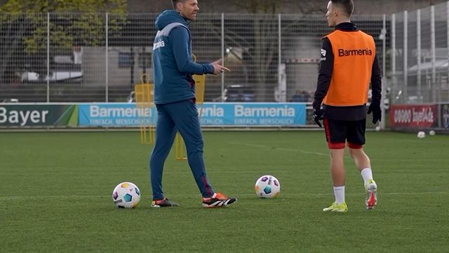 Xabi Alonso ensina Grimaldo (e resultou...)