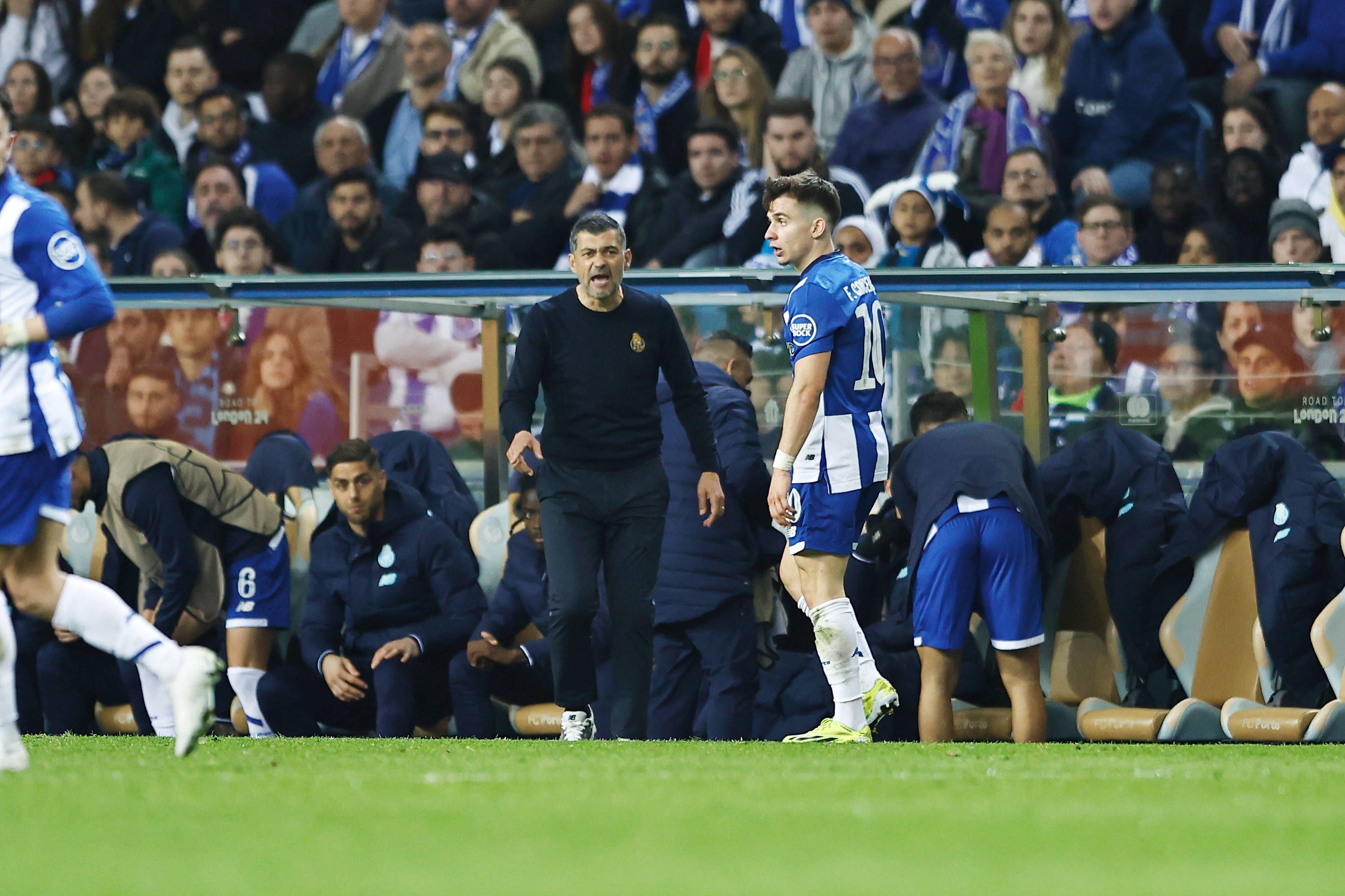 VÍDEO: penálti assinalado para o FC Porto é revertido