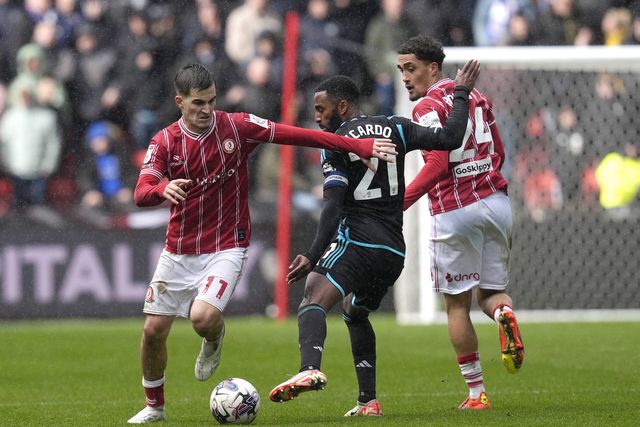 Leicester sofre nova derrota e perde liderança isolada do campeonato