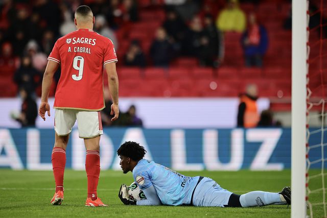 Arthur Cabral falha dois penáltis! (vídeo)