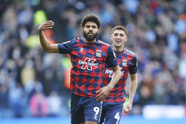 Substituto de Gyokeres no Coventry volta a bisar, e o primeiro foi um golaço (vídeo)