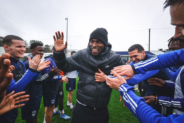 Um mês depois do coma, Elis regressou ao centro de treinos do Bordéus (imagens)